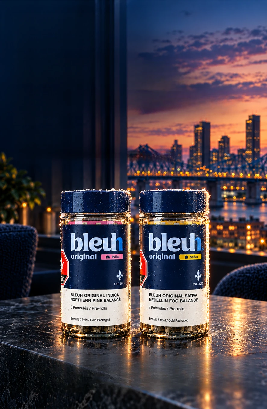 Deux pots de préroulés Bleuh Original givrés, Northern Pine Balancé et Medellin Fog Balancé, devant la ville au crépuscule